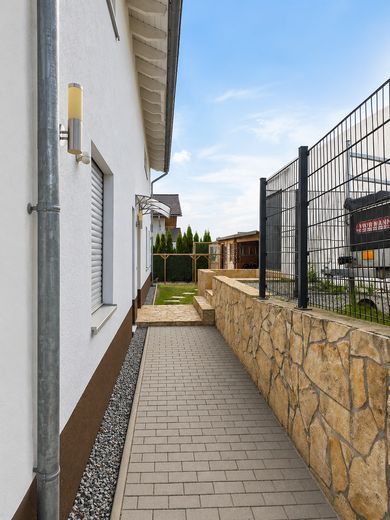 Modernes 217-m²-Familienhaus mit 8 Zimmern, PV-Speicher, Wallbox, Solar & großem Garten – Foto 9