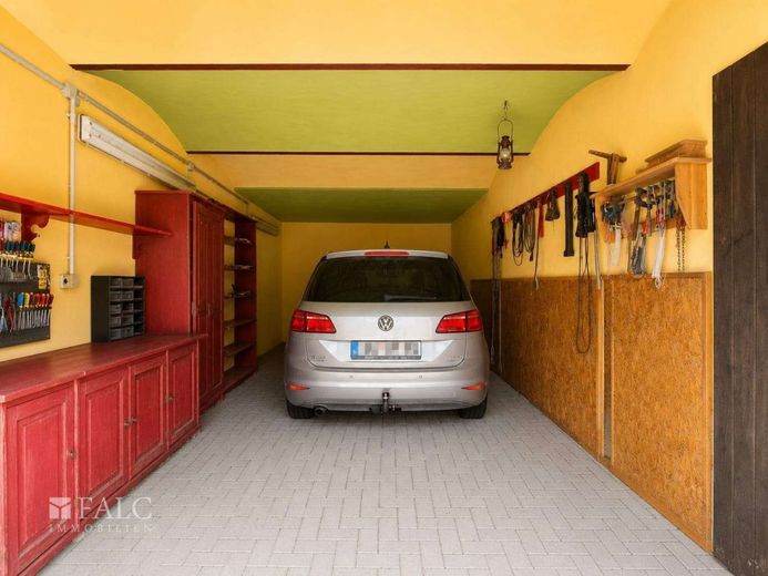 Raum für Ihre Ideen! Vielseitige Immobilie mit Wohn- und Gewerbeflächen – Garage