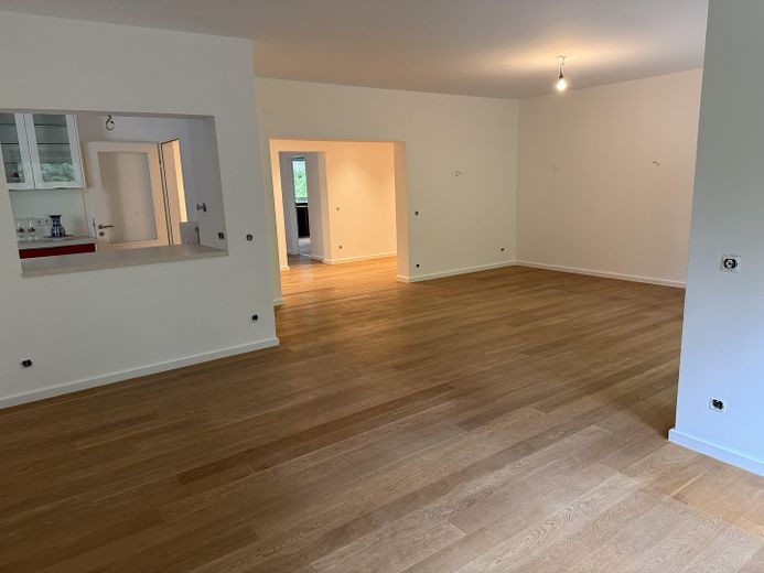 Grunewald 4 odalı daire, ayrıca bahçe, havuz ve garajlı suterre katı – Blick vom Wohnzimmer