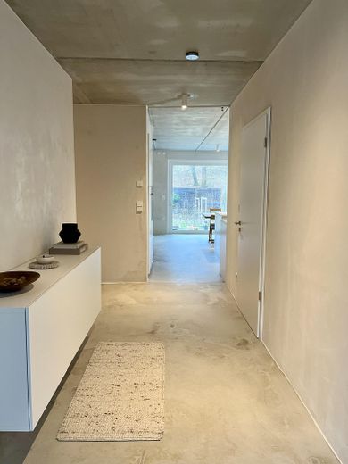 4-Zimmer-Wohnung mit großem Garten, Terrasse & Garage – Eingangsbereich