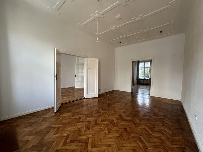 Grüne Insel mitten in Wilmersdorf: Charmante 4-Zimmer-Altbauwohnung – Durchgänge vorn Links