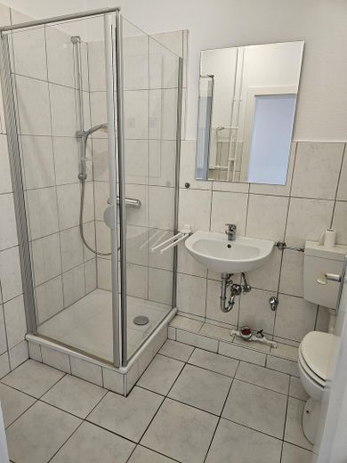 Der erste Schlüssel, der wirklich Dir gehört: Sanierte Wohnung mit Balkon – Badezimmer mit Dusche