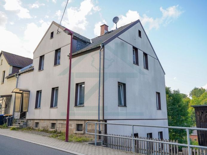 Casa bifamiliare affascinante con grande potenziale in posizione tranquilla ad Auerbach – Photo 1