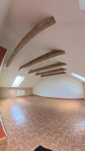 Mieszkanie dwupoziomowe 85 m² w pobliżu kampusu, bezpośrednio przy Ringgleis + 55 m² zaadaptowanej powierzchni użytkowej na poddaszu – Wohnen im DG 