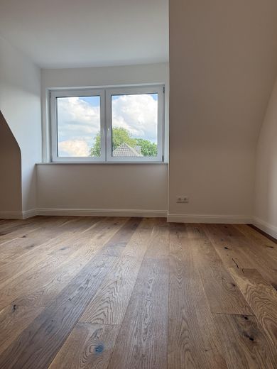 Etagen-Wohnung mit Reihenhaus-Charakter: kernsaniert, hell, Top-Schnitt, gut angebunden & im Grünen – Wohnzimmer-5