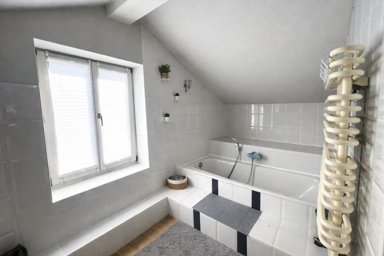 3-4 Zi. Maisonettewohnung mit Balkon, Garage und Garten in naturnaher Lage in Wuppertal-Beyenburg – Badezimmer DG