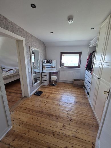 Partially renovated 6-room semi-detached house – Ankleidezimmer Wohnung OG
