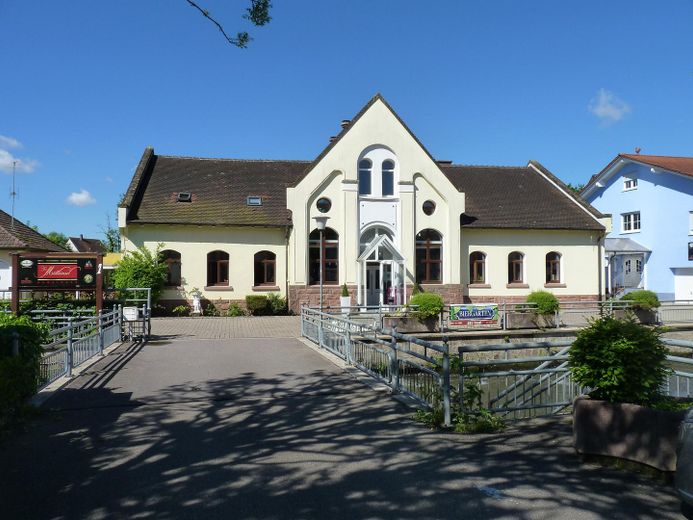 Brücke mit Restaurantgebäude