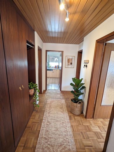WG geeignete 4 Zimmer-DG-Whg mit Holzfußboden, Balkon, Wohnküche – Flur
