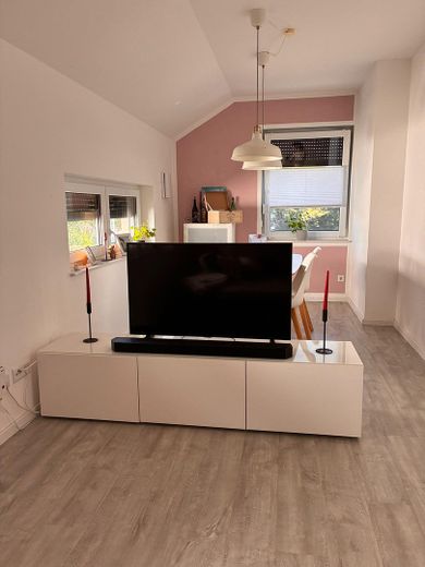 **FLATERATE MIETE!** 2R. Wohnung (BJ2019), inkl. hochwertiger Küche (EBK), FBH, Wallbox, – Wohnzimmer