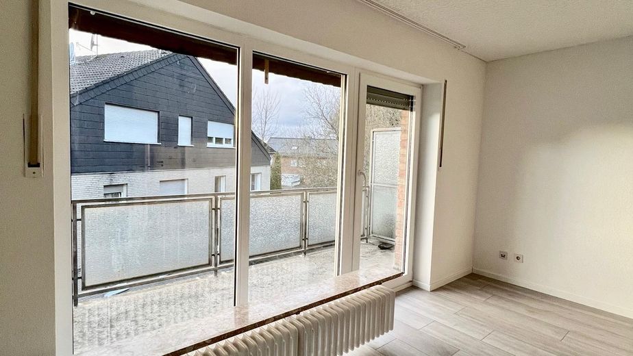 Von priv. - schönes 1-Zi. Single-Appartement in Pad Schloß Neuhaus, ruhige Lage m. Balkon 2.OG – Große Fensterfront am Balkon
