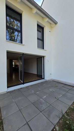 Derede yaşamak - bahçeli ve yeşilliğe bakan aile için modern yeni yapım sıra evi – Foto 18