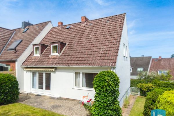 Doppelhaushälfte mit Modernisierungsbedarf nahe des Schwentineparks