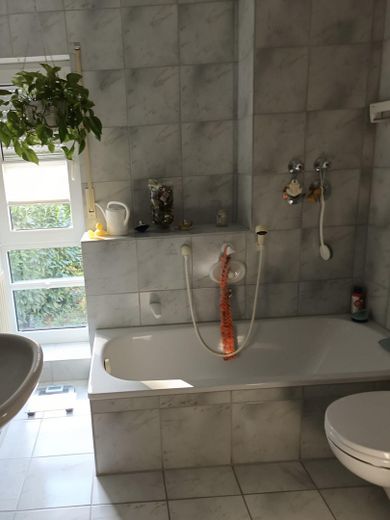 Wohnung Erdgeschoss mit Terrasse – Badezimmer Badewanne