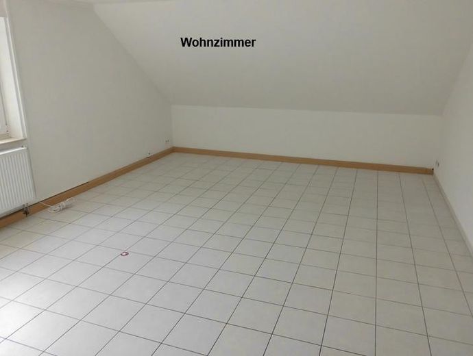 Ampio appartamento di 4 locali con balcone e garage - investimento – Wohnzimmer