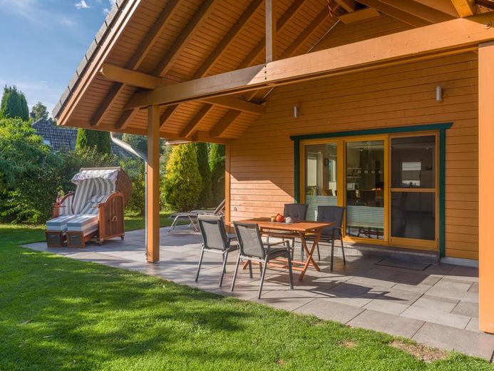 Traumhaftes Holzhaus mit Sauna, großer Terrasse auf 931 m² Eckgrundstück nahe St. Peter-Ording – große überdachte Terrasse Süd