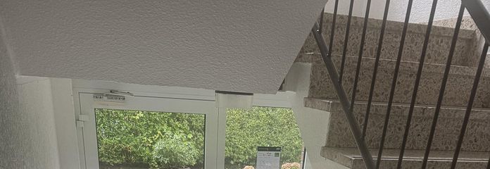 ***Gruntownie wyremontowana łazienka z oknem, balkon południowo-zachodni z dużą ilością słońca, położony wśród zieleni*** – Treppenhaus