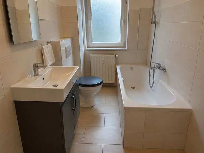 Möbliertes WG-Zimmer in Dortmund-Hombruch | 15 m² | 580 € warm – Badezimmer