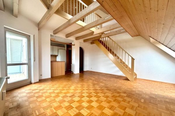 Abitare con un fascino particolare – Luminoso appartamento maisonette con galleria, balcone e posto auto in autorimessa interrata