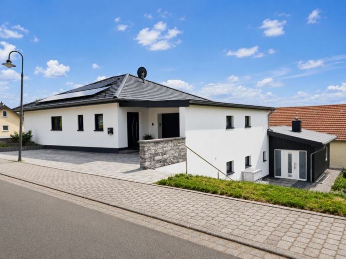 Modernes Ein- oder Zweifamilienhaus mit zwei Garagen, Photovoltaik und KfW-55-Standard in Neidenbach – Foto 1
