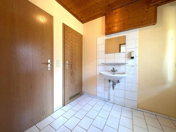 2 tolle Häuser * Neu- und Altbau * in Freisbach – Hinterhaus: Bad Vorraum
