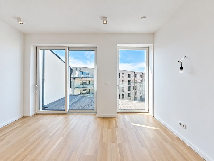 Appartamento molto luminoso, dalla disposizione moderna, con balcone (un tocco di Skywalk), garage incluso – Wohn-/Eßbereich