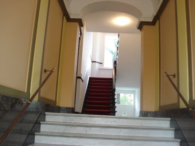 Ruhiges und stilvolles Wohnen in sanierter Jugendstilvilla – Eingangsbereich Treppenhaus