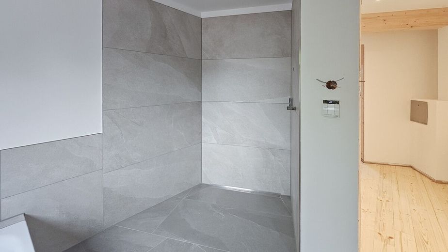 Stadtvilla mit kleinem Garten - Neubau Massivholzhaus am Waldrand mit 180m² Wohnfläche – mit Rainshowerdusche