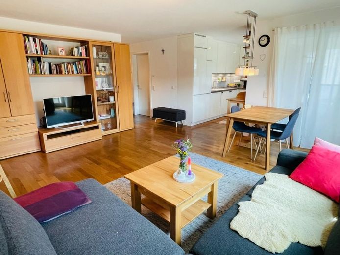 München-Aubing: Neuwertige familienfreundliche 4-Zimmer-Wohnung mit Blick ins Grüne / S-Bahn-Nähe – Wohnen / Essen