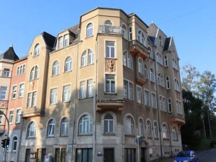 Objekt-Nr.: 7225 - Imposantes Wohn- und Geschäftshaus teilsaniert mit Balkonen in Auerbach wartet auf Modernisierung – Foto 1