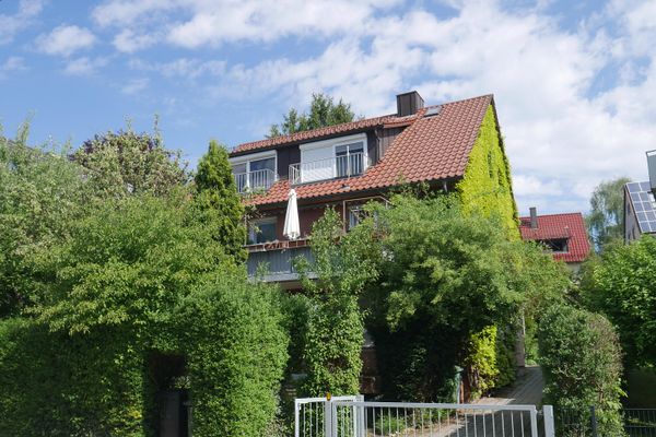Großzügige Eigentumswohnung im 1. OG mit Studio und Garten