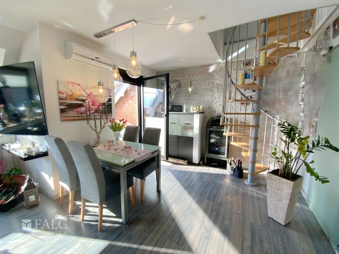 Komfortable, helle Maisonette-Wohnung in guter Lage – Wohnzimmer