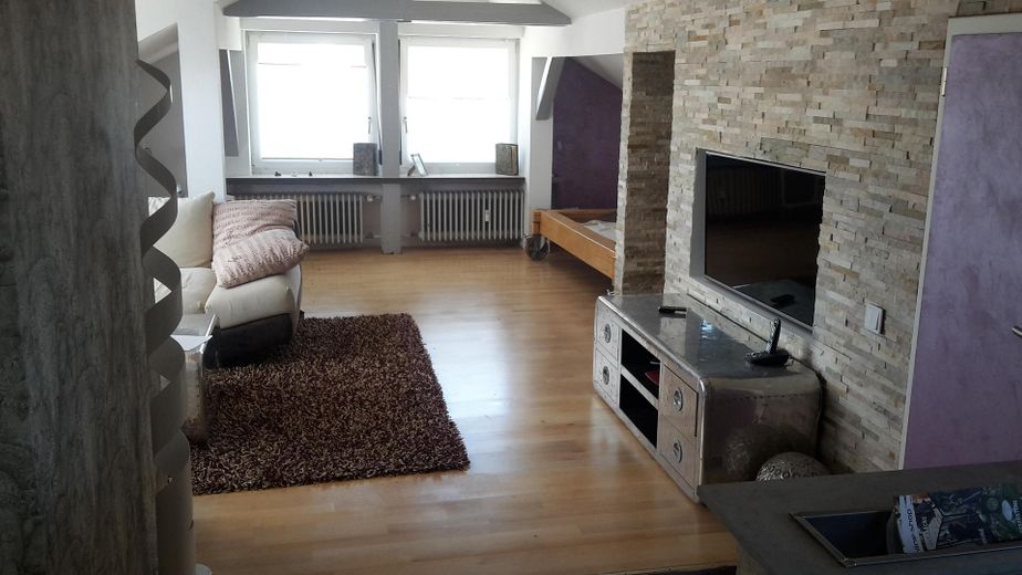 Lichtdurchflutete Dachwohnung: Doppelgarage, PV & Bahnhalt-Perspektive – provisionsfrei – Wohnen und Schlafen