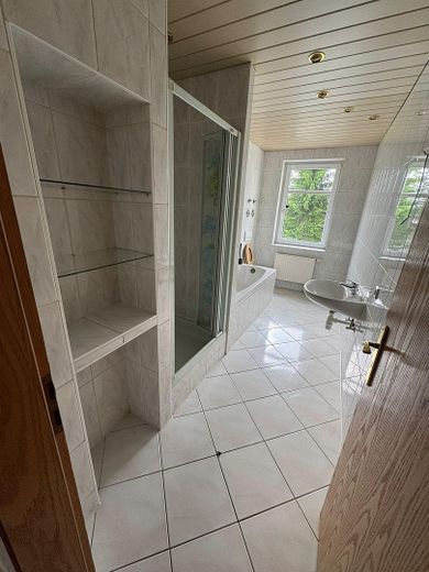 Bad mit Badewanne und Dusche