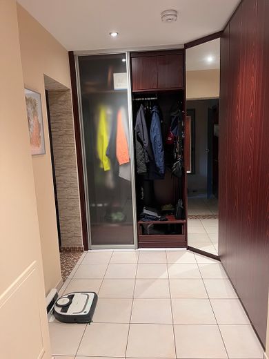 1+1=1 * Großzügige, familientaugliche ETW in ruhiger und dennoch zentraler Lage * in Niedernhausen – Garderobe und HWR-Schrank
