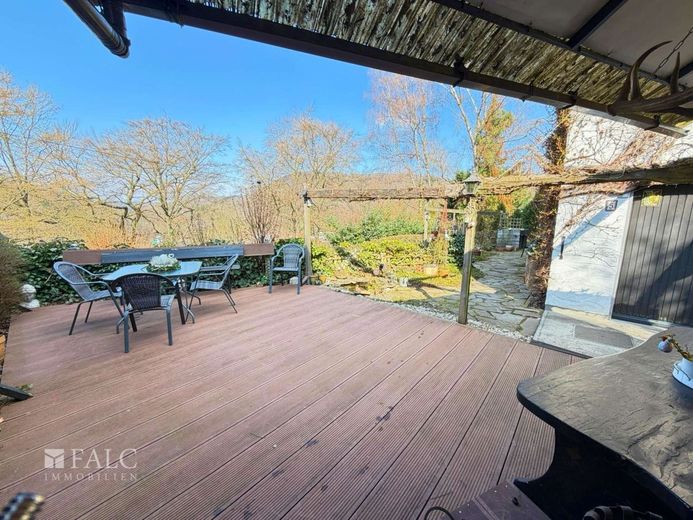 Charmantes Einfamilienhaus mit ELW und weiteren 20qm Zimmern im Untergeschoss mitten in der Natur – Terrasse mit Westausrichtung