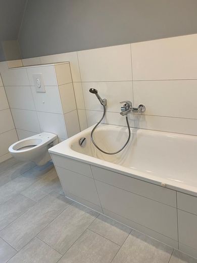 OG Bad mit Wanne