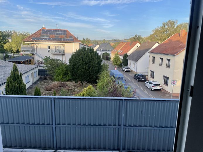 Appartement de 3 pièces avec grand balcon à Heusweiler – Ausblick vom Balkon