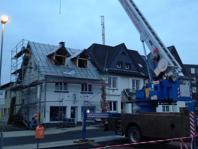 Edificio residencial y comercial en una ubicación céntrica de Lohmar – Errichtung neues DAch