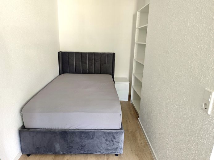 Disponibile da subito: appartamento ristrutturato e arredato di 1 locale con balcone in una posizione privilegiata di Mannheim – Schlafbereich