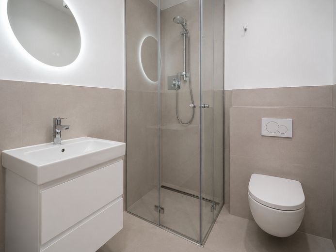 Gruntownie wyremontowany 1-pokojowy apartament w Schwabingu z balkonem od strony południowej i miejscem w garażu podziemnym – bez prowizji – Bad (Nachbarwohnung)