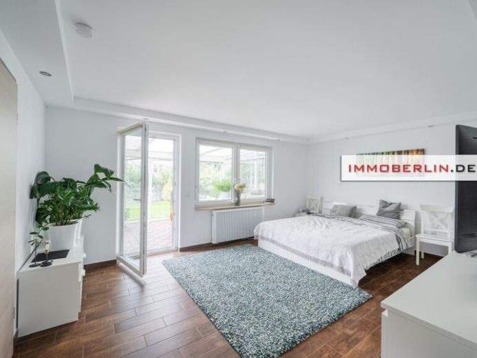 IMMOBERLIN.DE - Entzückender Bungalow mit Gartenidylle & Wintergarten im Berliner Speckgürtel – Foto 1