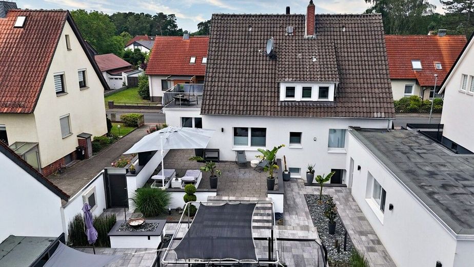Gehobenes und kernsaniertes Einfamilienhaus mit Möglichkeit der Hinterbebauung in Schloss Ricklingen – Rückansicht I Drohne
