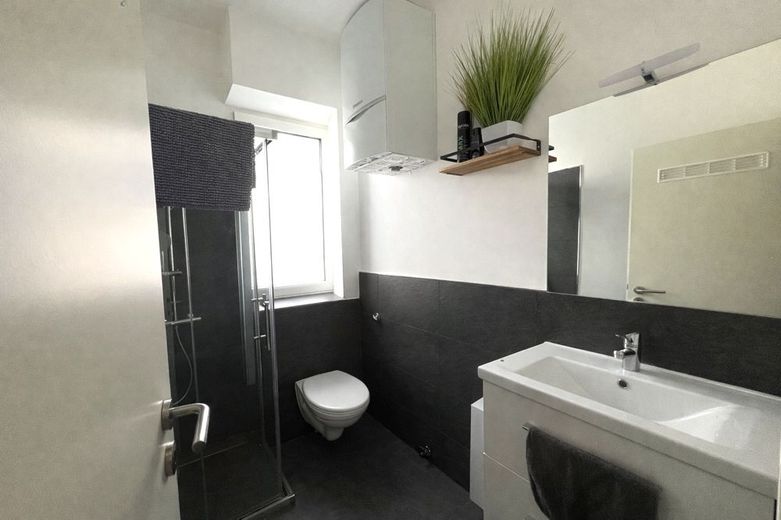 Chance für Investoren! Modernisierungsbedürftiges MFH mit 6 Wohnungen in Schwelm (voll vermietet) – Badezimmer EG