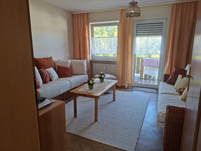 Sehr gepflegte 3-Zimmer-Wohnung mit Balkon, großem Kellerraum und Garage in ruhiger Wohnlage – Zimmer 1