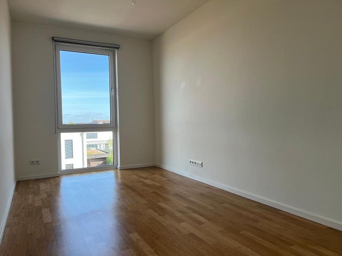 Exklusive neuwertige 3-Zimmer-Wohnung mit schönem Balkon von PRIVAT! – Zimmer 2