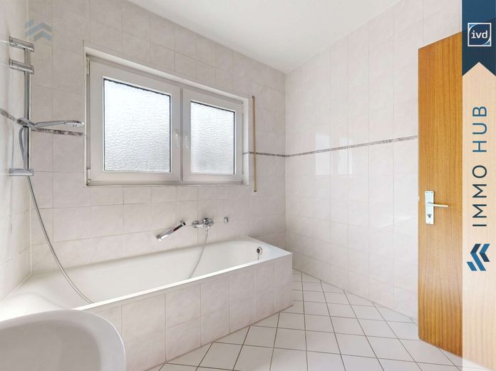 ++ Terrasse + 2 Balkone + 1 Stellplatz – Bezugsfreie 3-Zimmer-Wohnung im Zentrum-Süd ++ – 5489231-5DajAyLhRK3mCEoRJEmuN7m6-IH-LE-Emi11a-Bathroom-Defurnished_Bildbearbeitung.jpg