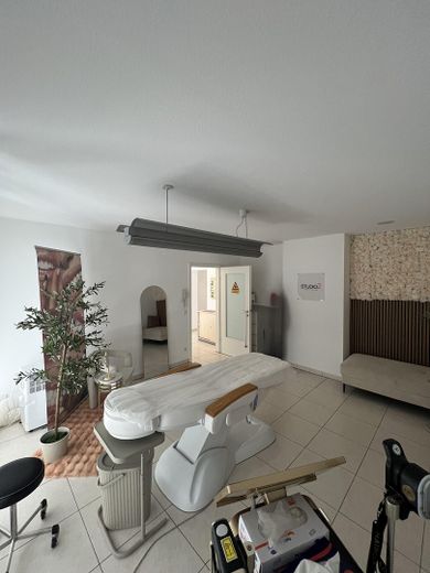 3 separate Gewerbeeinheiten ideal für Kosmetikstudio, Friseurladen, Massagesalon usw. – Kleineres Studio mit Terasse