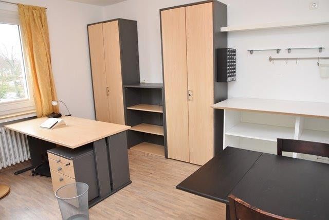 Commission-free 4-room apt., heating NEW, roof 2018 NEW! Parquet, high-quality fittings! – Schlafzimmer 2 oder Büro