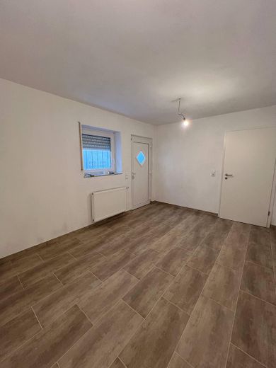 Traumhaftes Haus sucht liebevolle Familie mit Kindern – Zimmer mit Gartenausgang UG
